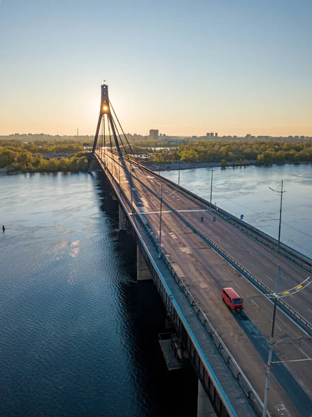 Şafakta Kiev 'de kuzey köprüsü. Hava aracı görünümü.