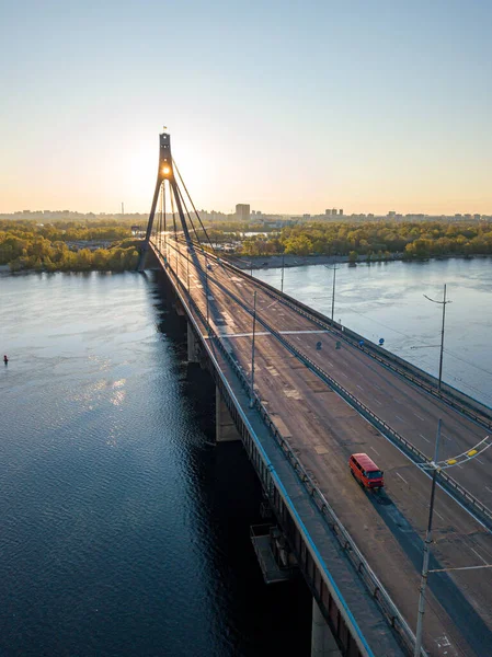 Şafakta Kiev 'de kuzey köprüsü. Hava aracı görünümü.