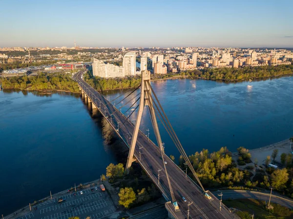 キエフの北橋の夜明け 空中ドローンビュー — ストック写真