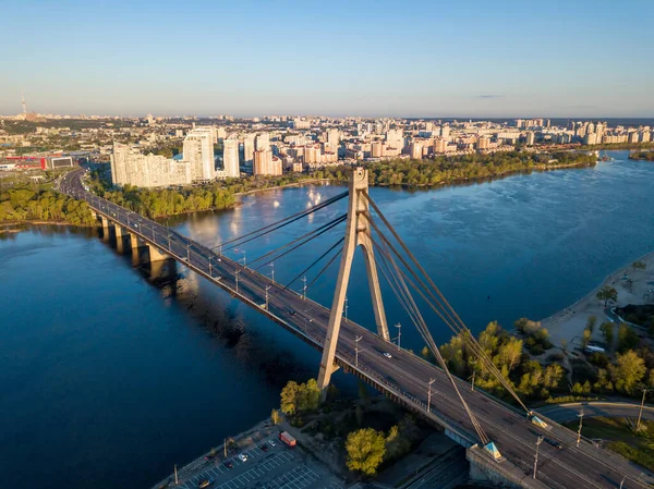 キエフの北橋の夜明け 空中ドローンビュー — ストック写真