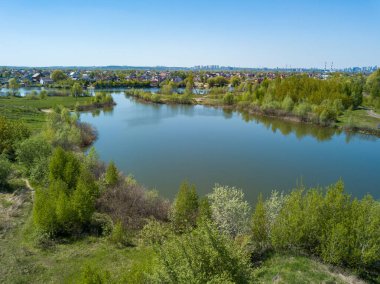 Baharda göl kıyısında. Hava aracı görünümü.