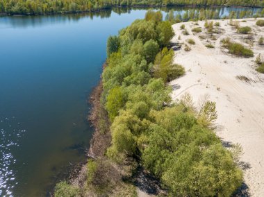Baharda göl kıyısında. Hava aracı görünümü.