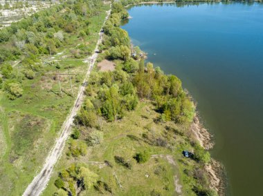 Baharda göl kıyısında. Hava aracı görünümü.