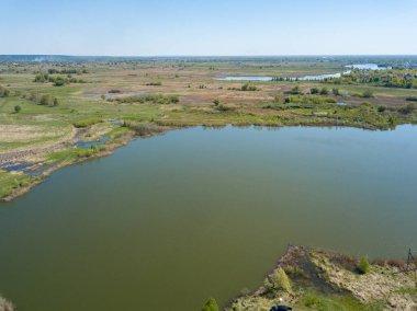Baharda göl kıyısında. Hava aracı görünümü.