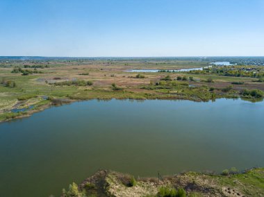 Baharda göl kıyısında. Hava aracı görünümü.