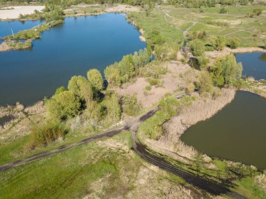 Baharda göl kıyısında. Hava aracı görünümü.