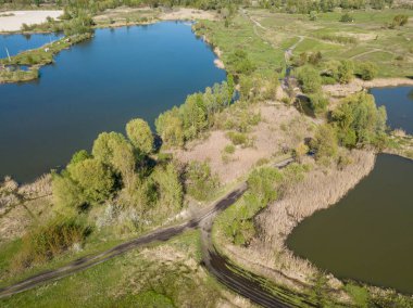 Baharda göl kıyısında. Hava aracı görünümü.