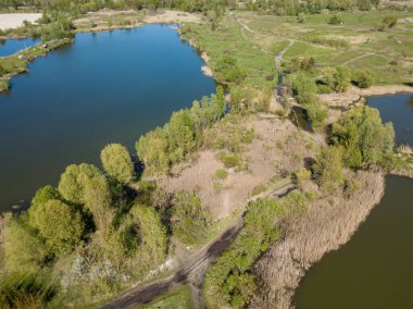 Baharda göl kıyısında. Hava aracı görünümü.