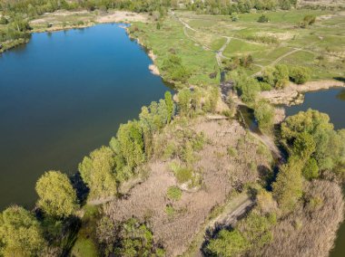 Baharda göl kıyısında. Hava aracı görünümü.