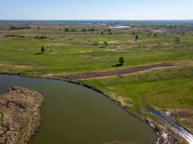 Baharda göl kıyısında. Hava aracı görünümü.