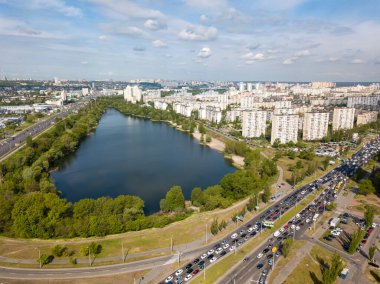 Baharda parkta göl. Hava aracı görünümü.