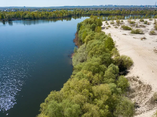 Baharda göl kıyısında. Hava aracı görünümü.