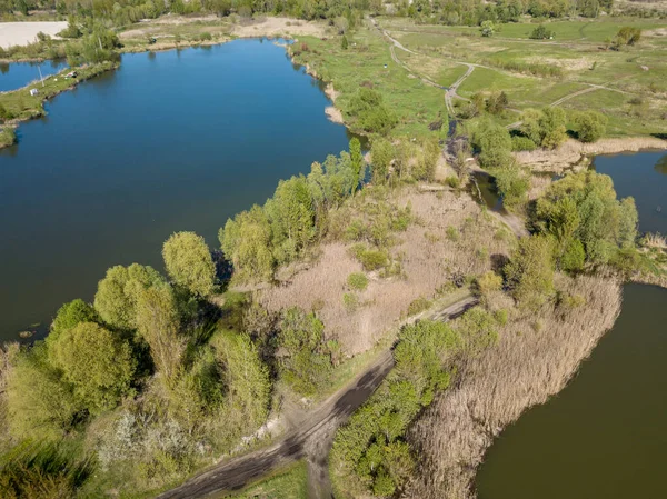 Baharda göl kıyısında. Hava aracı görünümü.