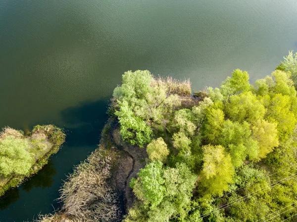 春天公园里的湖 空中无人驾驶飞机视图 — 图库照片