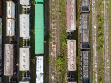 Tren raylarındaki yük trenleri. Hava aracı üst görüntüsü. Güneşli bahar günü.