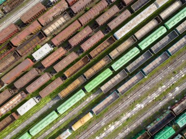 Tren raylarındaki yük trenleri. Hava aracı üst görüntüsü. Güneşli bahar günü.