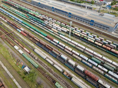 Tren raylarındaki yük trenleri. Hava aracı üst görüntüsü. Güneşli bahar günü.