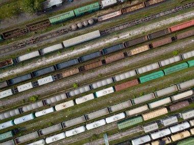Tren raylarındaki yük trenleri. Hava aracı üst görüntüsü. Güneşli bahar günü.