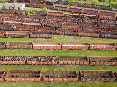 Tren raylarındaki yük trenleri. Hava aracı üst görüntüsü. Güneşli bahar günü.