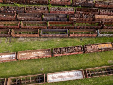 Tren raylarındaki yük trenleri. Hava aracı üst görüntüsü. Güneşli bahar günü.