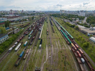 Tren raylarındaki yük trenleri. Hava aracı üst görüntüsü. Güneşli bahar günü.