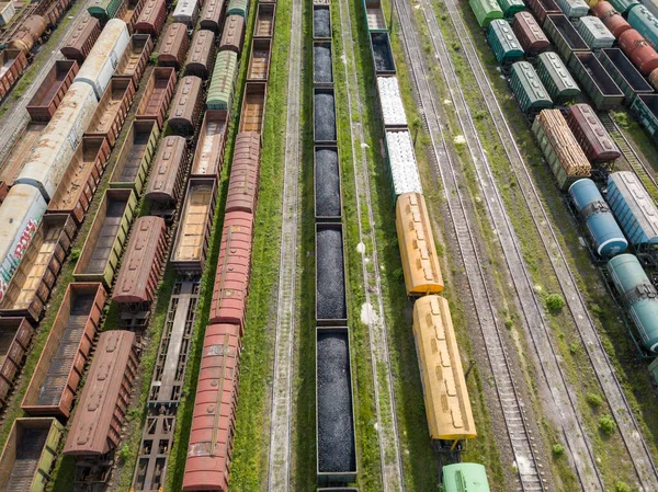 Tren Raylarındaki Yük Trenleri Hava Aracı Üst Görüntüsü Güneşli Bahar — Stok fotoğraf