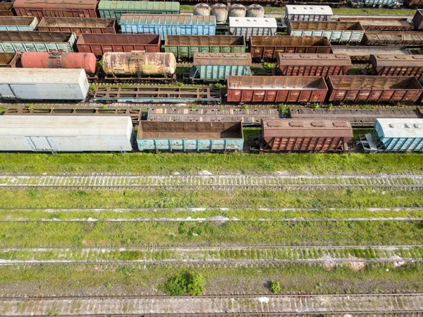 Trens Carga Trilhos Ferroviários Vista Superior Drone Aéreo Dia Ensolarado — Fotografia de Stock