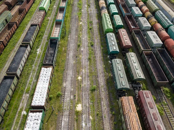 Goederentreinen Spoorlijnen Bovenaanzicht Van Luchtdrone Zonnige Lentedag — Stockfoto