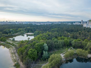 Baharda parkta göl. Hava aracı görünümü.