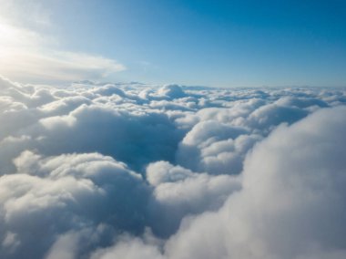 Gün doğumunda bulutların üzerinde havadan yüksek uçuş.