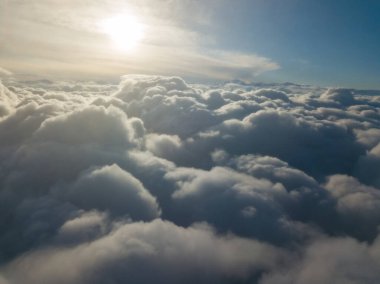 Gün doğumunda bulutların üzerinde havadan yüksek uçuş.