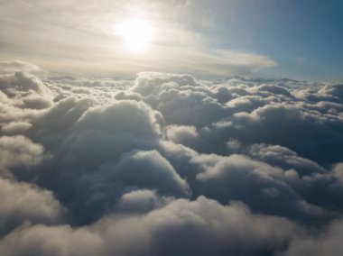 Gün doğumunda bulutların üzerinde havadan yüksek uçuş.