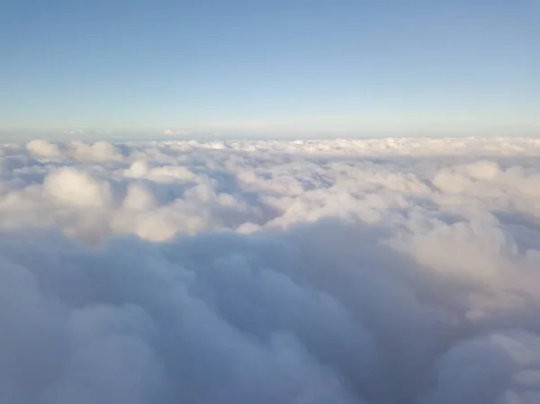 Εναέρια Υψηλή Πτήση Πάνω Από Σύννεφα Την Ανατολή Του Ηλίου — Φωτογραφία Αρχείου