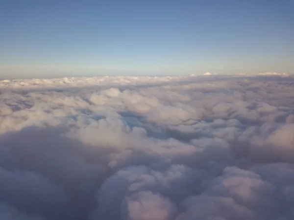 Volo Aereo Alto Sopra Nuvole All Alba — Foto Stock