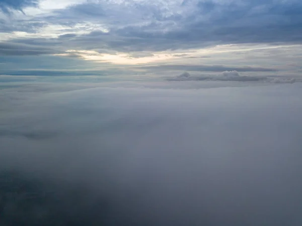 Voo Aéreo Acima Das Nuvens Raios Sol Nascente Rompem Nuvens — Fotografia de Stock