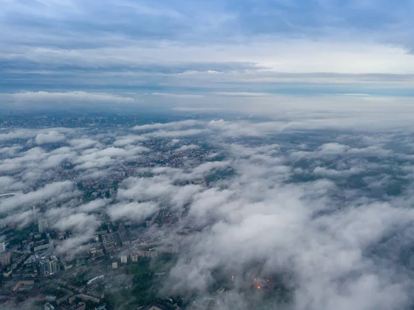Şafak Vakti Kiev Bulutların Üzerindeki Manzarası Hava Aracı Görünümü — Stok fotoğraf
