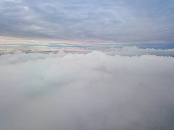 Voo Aéreo Acima Das Nuvens Raios Sol Nascente Rompem Nuvens — Fotografia de Stock