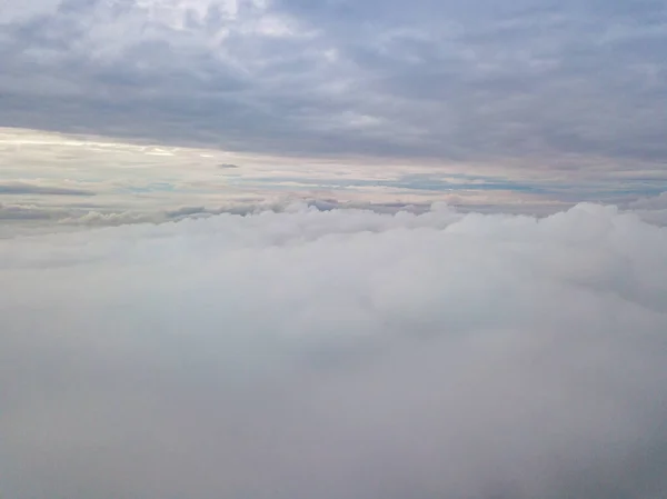 Voo Aéreo Acima Das Nuvens Raios Sol Nascente Rompem Nuvens — Fotografia de Stock