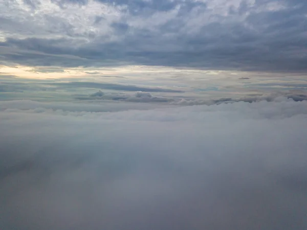 Volo Aereo Alto Sopra Nuvole Raggi Del Sole Nascente Sfondano — Foto Stock