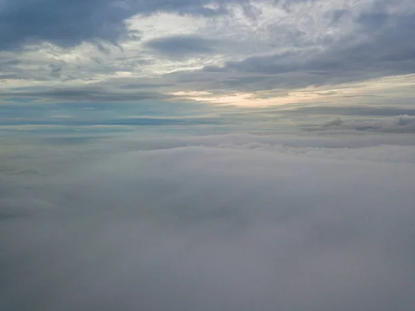 Vzdušný Let Vysoko Nad Mraky Paprsky Vycházejícího Slunce Pronikají Mraky — Stock fotografie