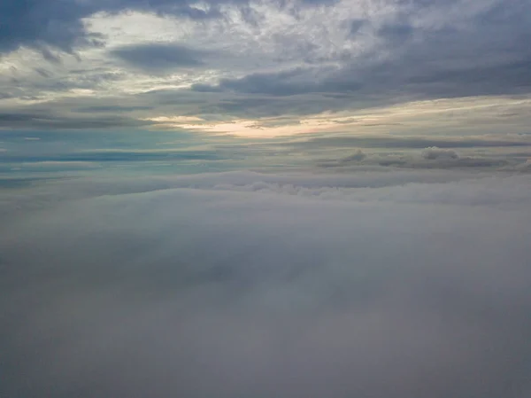 Volo Aereo Alto Sopra Nuvole Raggi Del Sole Nascente Sfondano — Foto Stock