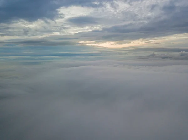 Volo Aereo Alto Sopra Nuvole Raggi Del Sole Nascente Sfondano — Foto Stock