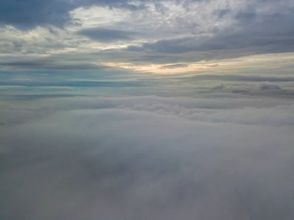 Vzdušný Let Vysoko Nad Mraky Paprsky Vycházejícího Slunce Pronikají Mraky — Stock fotografie