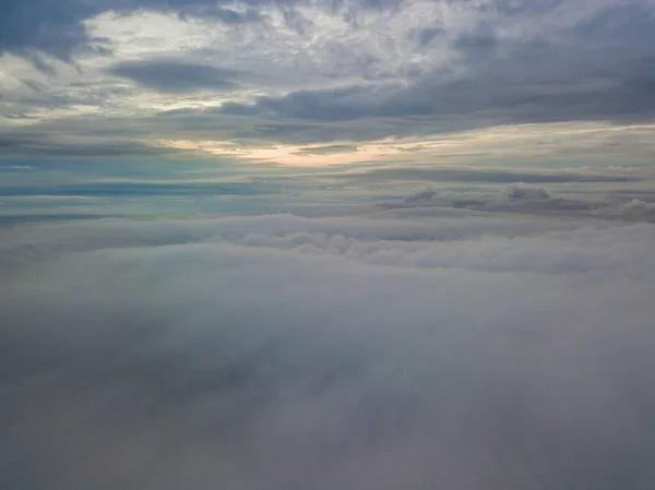 Volo Aereo Alto Sopra Nuvole Raggi Del Sole Nascente Sfondano — Foto Stock