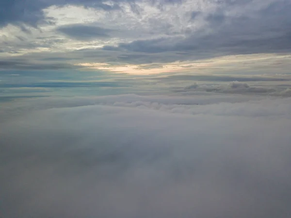 Voo Aéreo Acima Das Nuvens Raios Sol Nascente Rompem Nuvens — Fotografia de Stock