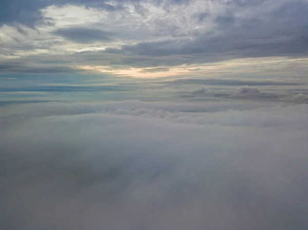 Höhenflug Über Den Wolken Die Strahlen Der Aufgehenden Sonne Brechen — Stockfoto