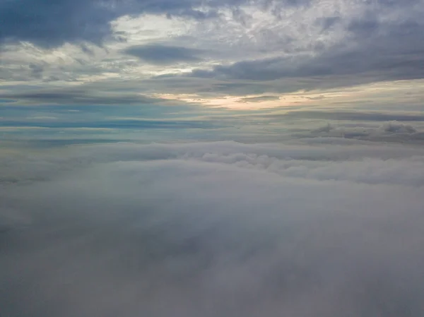 떠오르는 구름을 흐른다 — 스톡 사진
