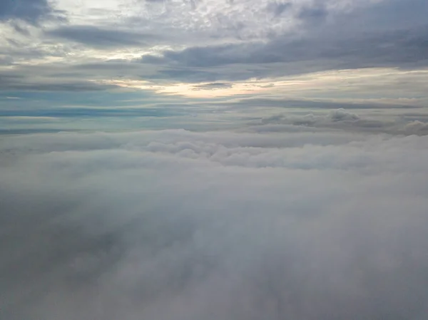 Volo Aereo Alto Sopra Nuvole Raggi Del Sole Nascente Sfondano — Foto Stock