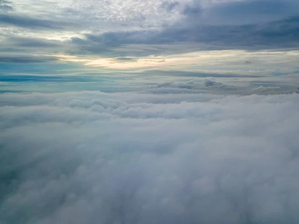 Πτήση Ψηλά Πάνω Από Σύννεφα Ακτίνες Του Ανατέλλοντος Ήλιου Διαπερνούν — Φωτογραφία Αρχείου