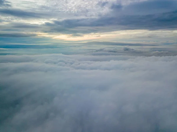Volo Aereo Alto Sopra Nuvole Raggi Del Sole Nascente Sfondano — Foto Stock